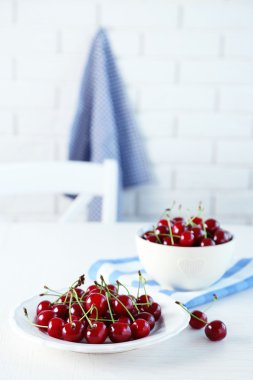 Tabakta, açık renkli tatlı kiraz