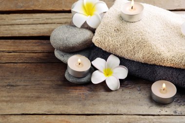 Mumlar ve çiçeklerle spa kompozisyonu