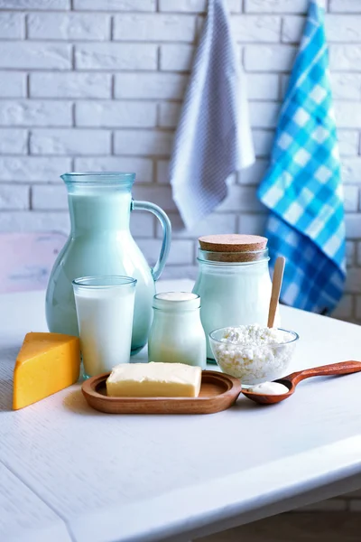 Produtos lácteos na mesa de madeira — Fotografia de Stock