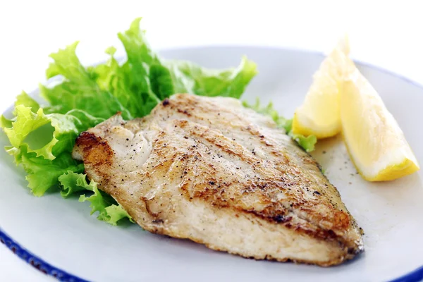 Plat de filet de poisson avec laitue et citron — Photo