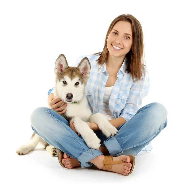 Malamute köpek yavrusu olan kadın — Stok fotoğraf