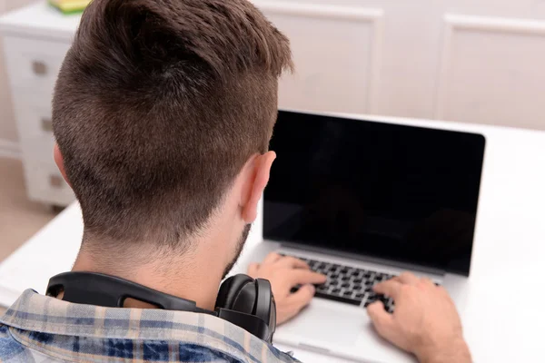 Ung man med laptop på nära håll — Stockfoto