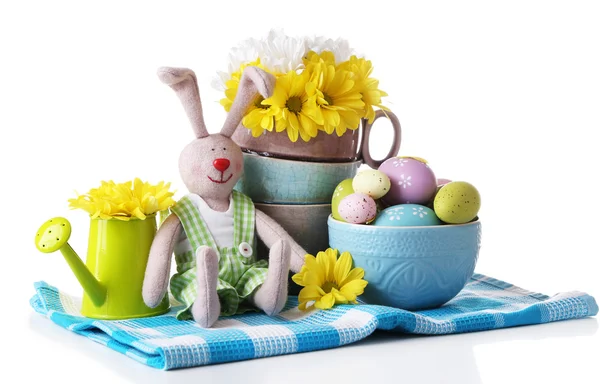 Lapin de Pâques avec des œufs de Pâques peints avec des fleurs sur fond blanc — Photo