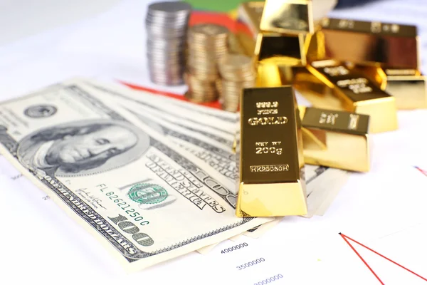 Lingotes de oro con dinero en la mesa de cerca — Foto de Stock