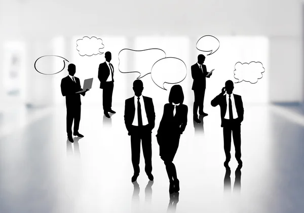 Silhouette di uomini d'affari con bolla vocale su sfondo ufficio — Foto Stock