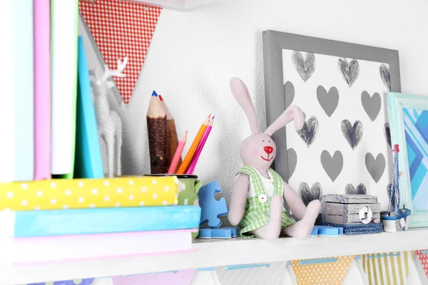 Estantes con juguetes en habitación infantil — Foto de Stock