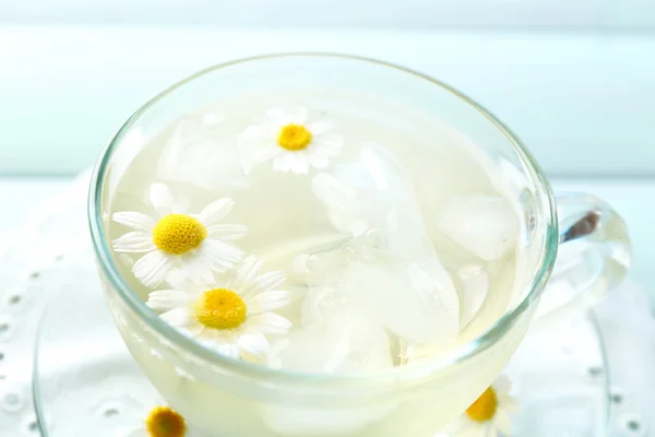 Herbata z kostkami lodu i kwiatów rumianku — Zdjęcie stockowe