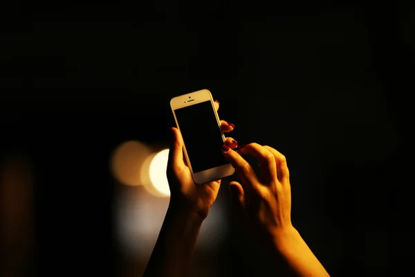 Mão feminina com telefone móvel — Fotografia de Stock