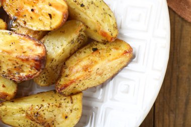 Beyaz ahşap masa, tatlı tabağına pişmiş baharatlı patates