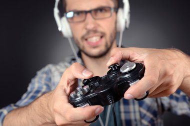 Genç adam video oyunları oynarken yakın çekim