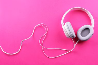 pembe bir arka plan üzerinde kulaklık