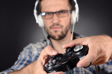 Genç adam video oyunları oynarken yakın çekim