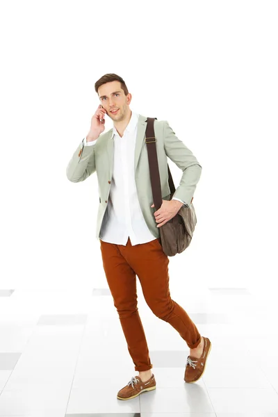 Mann mit Handtasche auf hellem Hintergrund — Stockfoto