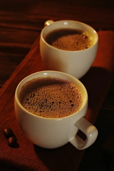 Cups of coffee on napkin on table close up — Stock Photo, Image