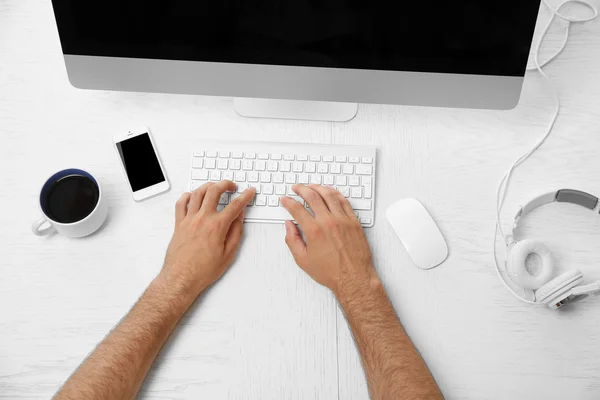 Homme main sur le clavier de l'ordinateur — Photo