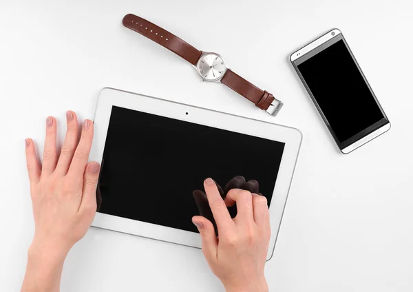 Женская рука с помощью цифрового планшета — стоковое фото
