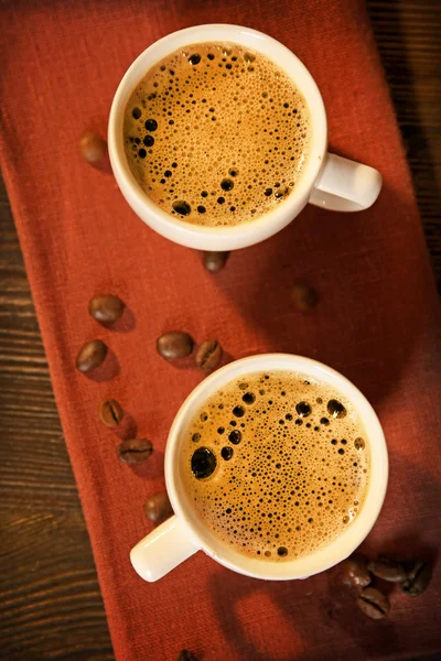 Tassen Kaffee auf Serviette auf dem Tisch aus nächster Nähe — Stockfoto