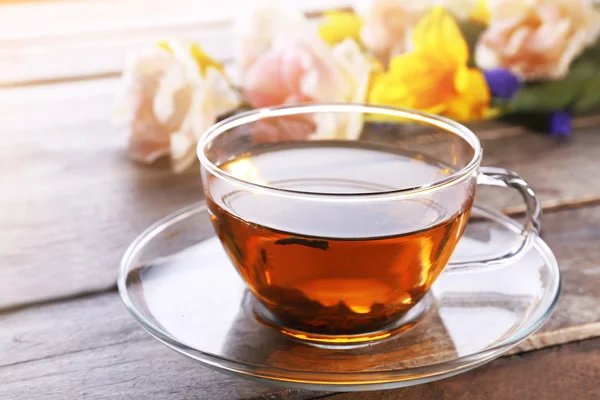 Taza de té de hierbas con flores en la mesa de madera, primer plano —  Fotos de Stock