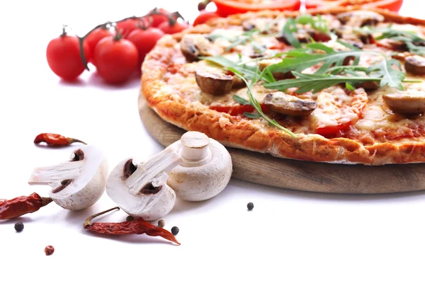 Вкусная пицца с овощами и рукколой изолированы на белом — стоковое фото