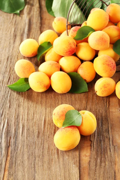 Apricots on wooden background — Stock Photo, Image