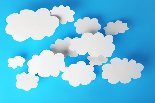 Mavi zemin üzerine beyaz kağıt bulutlar — Stok fotoğraf