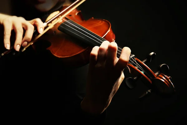 Violinist playing violin — Stock Photo, Image