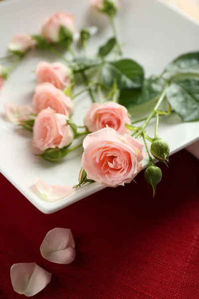 Vajilla con flores en la mesa — Foto de Stock