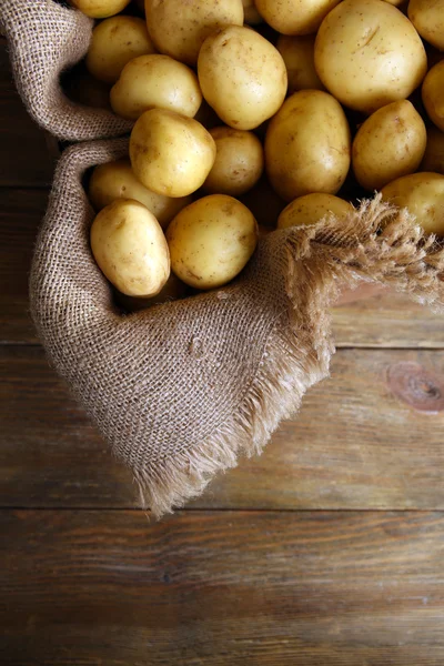 Nové brambory na žíně — Stock fotografie