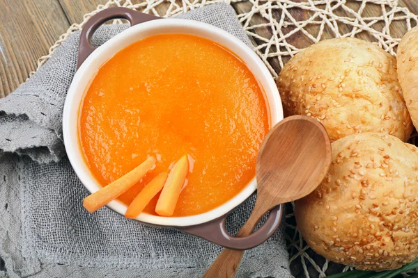 Sopa de creme de cenoura com pães — Fotografia de Stock