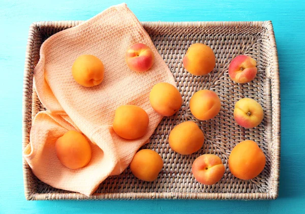 柳条托盘上成熟杏子 — 图库照片