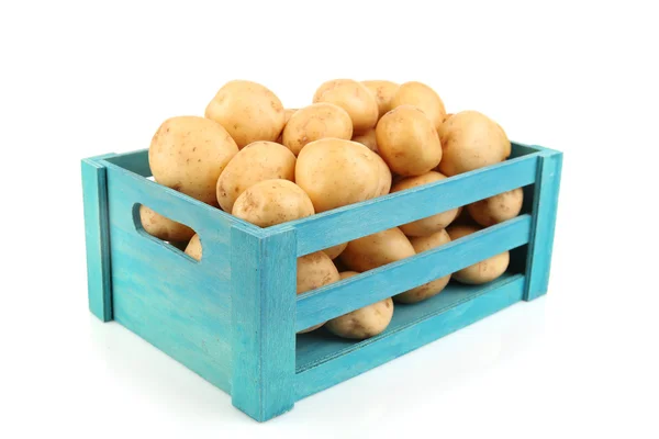 Neue Kartoffeln in Holztisch isoliert auf weiß — Stockfoto