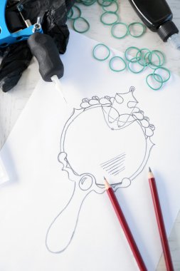 Dövme kroki görünümü beyaz kağıt ve dövme makinesi 