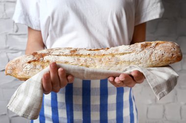 Lezzetli taze ekmek tutan kadın