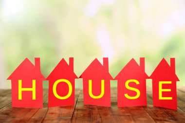 Kırmızı kağıt evler