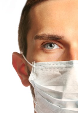 Gri arka plan üzerinde tıbbi maskesi yüzüne doktor