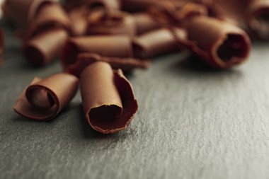 Ahşap masa üzerinde çikolata bukleler