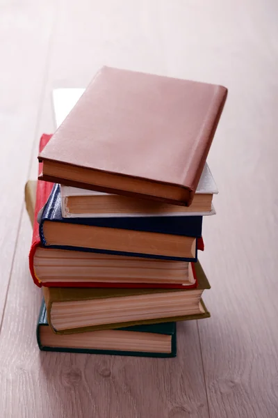 Stos książek na drewnianym tle — Zdjęcie stockowe