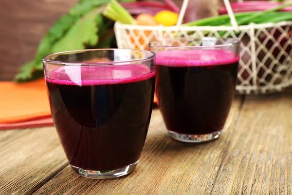 Los vasos del jugo de remolacha en la mesa se acercan — Foto de Stock