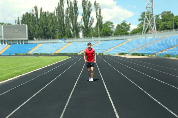 Młody człowiek jogging na stadion — Zdjęcie stockowe