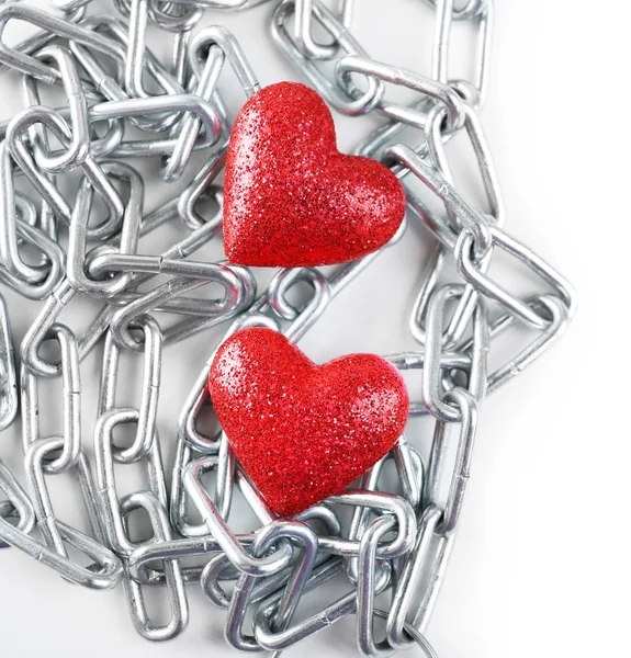 Två röda hjärtan med metall kedja — Stockfoto