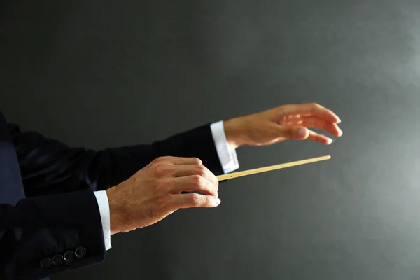 Muziek dirigent handen met stokje — Stockfoto