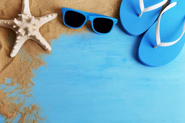 Flip flops och solglasögon med sand — Stockfoto