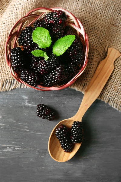 Reife Brombeere auf hölzernem Hintergrund — Stockfoto