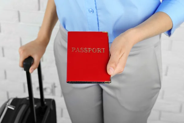 Passaporto femminile in possesso della mano — Foto Stock