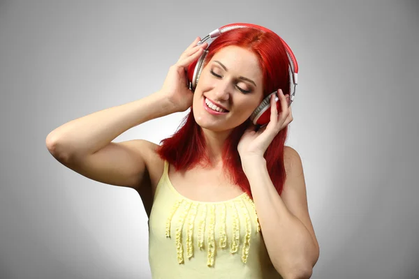 Gyönyörű fiatal nő fülhallgatóval — Stock Fotó