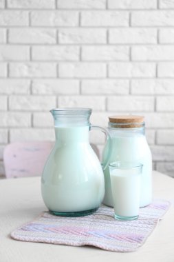 Sürahi, kavanoz ve bardak süt