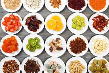 farklı ürünler üzerinde daireler ahşap tablo, üstten görünüm