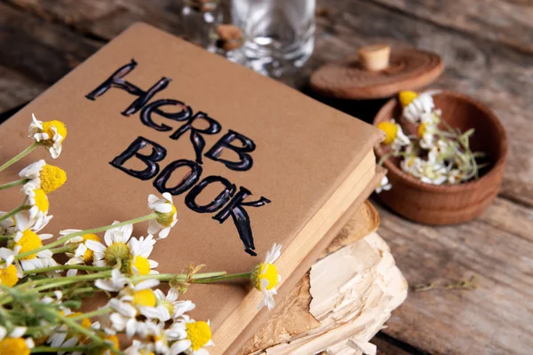 Oud boek met droge bloemen op tafel — Stockfoto