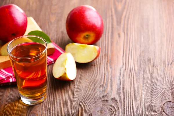 Glas äppeljuice och frukter på bordet på nära håll — Stockfoto