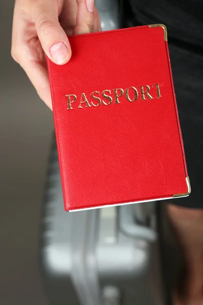 Kadın holding pasaportu — Stockfoto